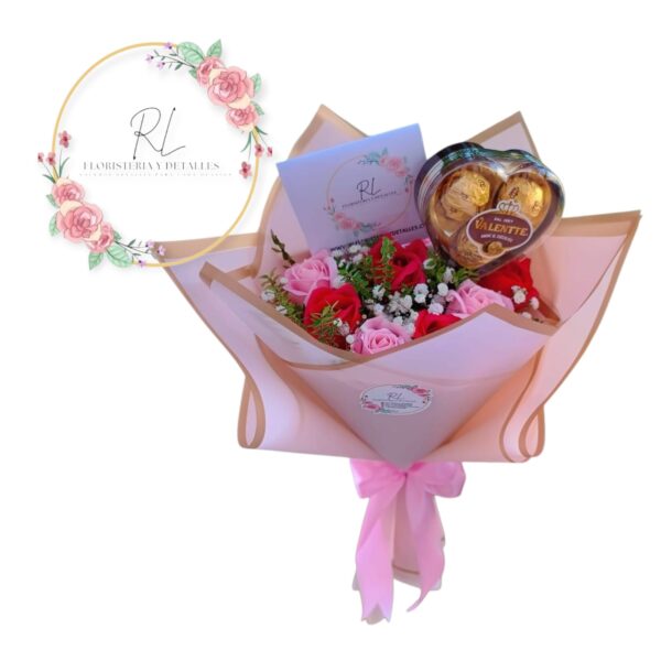 WhatsApp Image 2025-10-08 at 11.02.16 PM (4) Ramo 10 rosas eternas con bombones