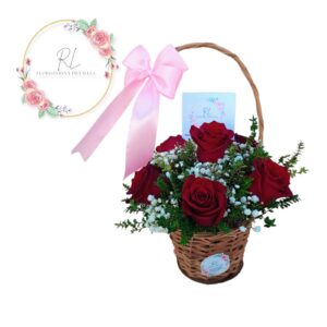 WhatsApp Image 2025-10-08 at 11.02.19 PM (1) Hermosa canasta de 6 rosas con follaje e iluminación