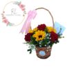 Canasta de 5 rosas y 4 girasoles con follaje e ilusión