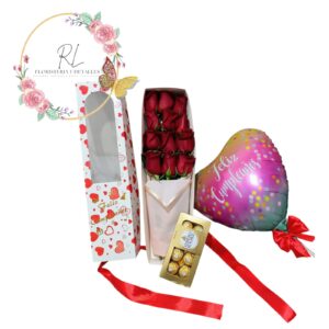 Hermosa caja visora de 12 rosas y bombones