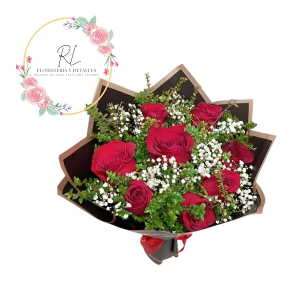 Ramo tipo bouquet 8 rosas follaje e ilusion