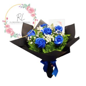 Hermoso ramo de 6 rosas eternas azules con follaje real