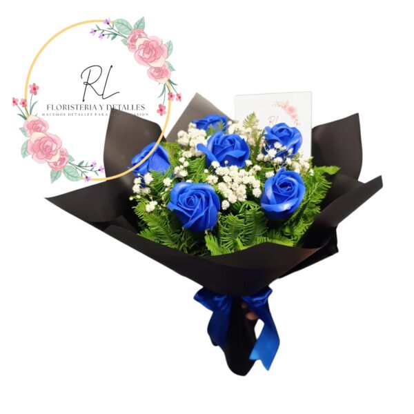 Hermoso ramo de 6 rosas eternas azules con follaje real