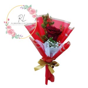 ROSA ARREGLADA CON FOLLAJE E ILUSION